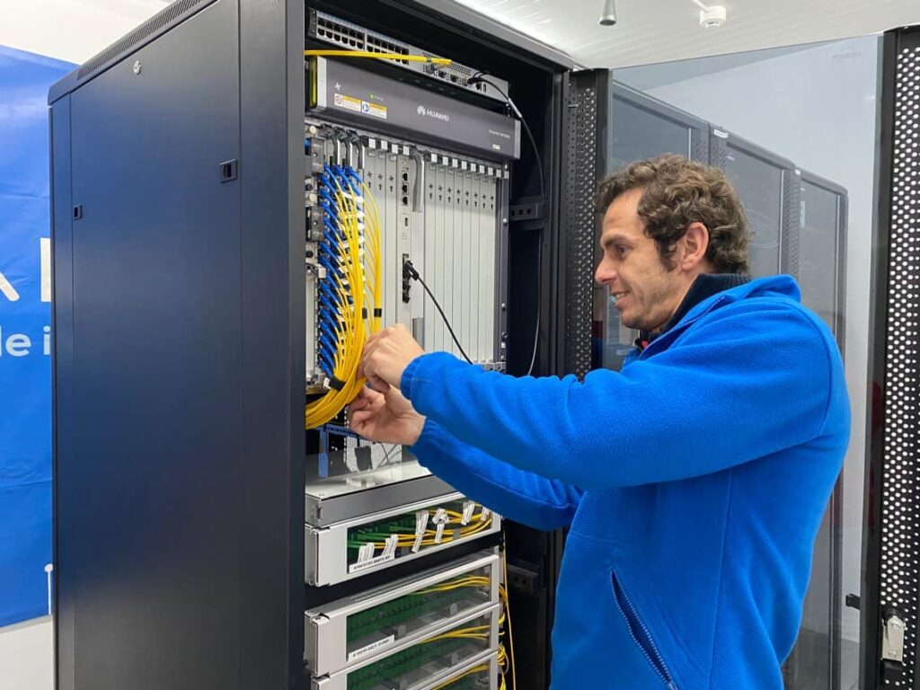 Técnico revisando la transmisión de datosuna OLT