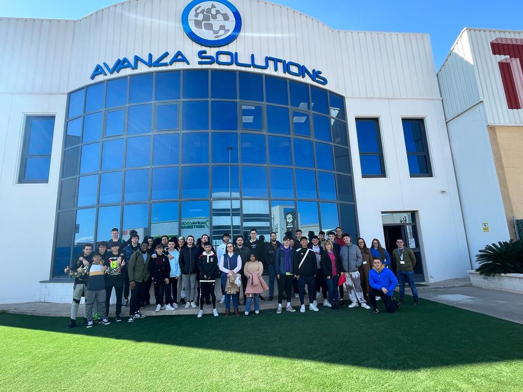 Visita de alumnos a la central de Avanza Fibra.