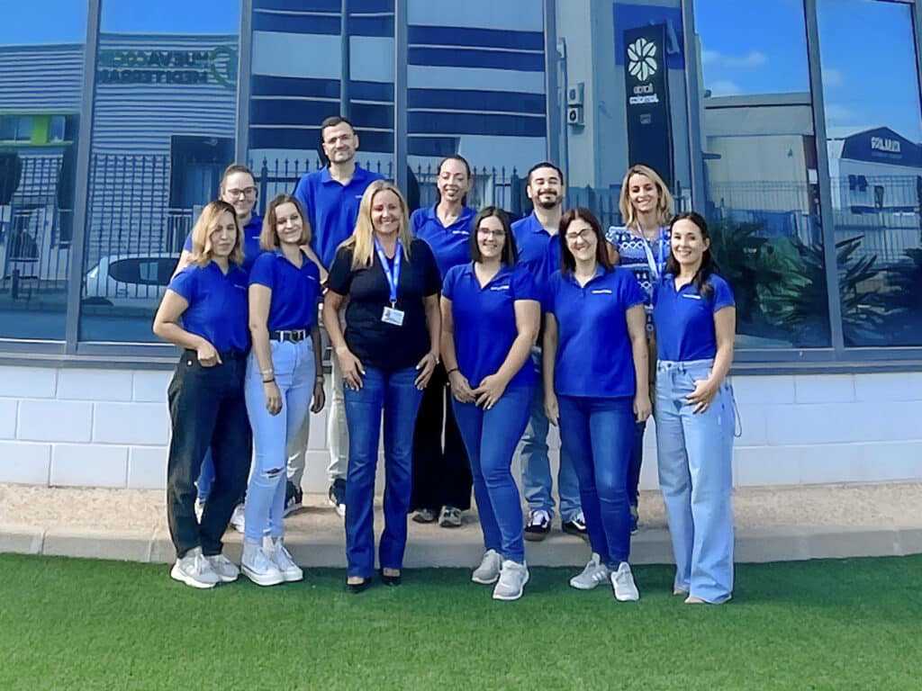 Ana Martín, directora de Avanza Fibra con parte del equipo